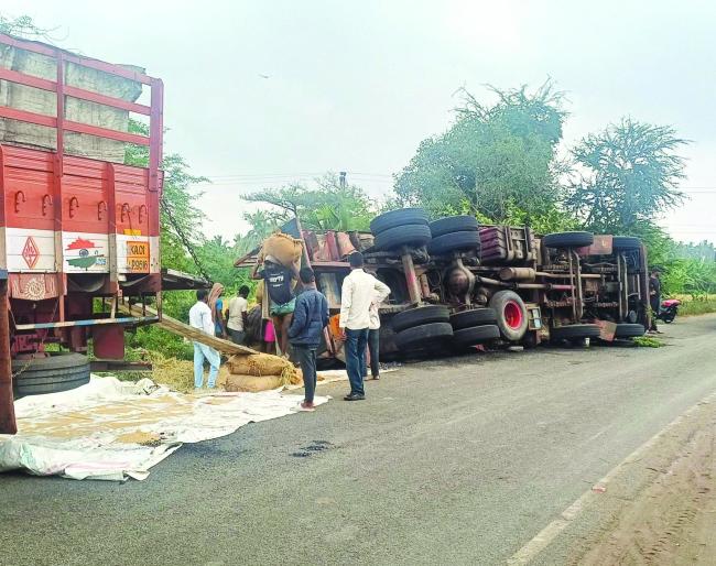 ಕಂಪ್ಲಿ-ಕೋಟೆಯಲ್ಲಿ ರಸ್ತೆ ಬದಿ ಕಂದಕ್ಕೆ ಉರುಳಿದ ಭತ್ತ ತುಂಬಿದ ಲಾರಿ