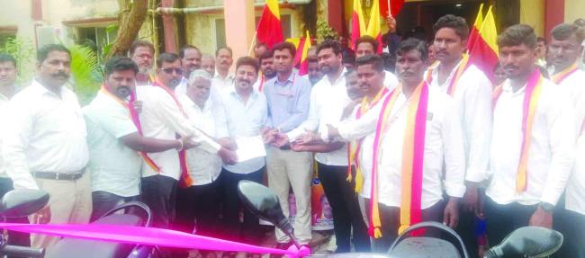 ಗುತ್ತಿಗೆದಾರರು ಕಳಪೆ ಕಾಮಗಾರಿಗಳನ್ನು ಆರೋಪಿಸಿ  ಕರ್ನಾಟಕ ರಕ್ಷಣಾ   ಜಿಲ್ಲಾಧ್ಯಕ್ಷ  ಪುರಸಭೆ ಅಧ್ಯಕ್ಷರಿಗೆ ಮನವಿ 