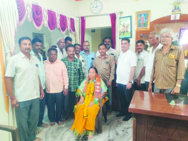 ಗ್ರಾ ಪಂ ಅಧ್ಯಕ್ಷೆ ನದಾಫ್ ಅಭಿನಂದಿಸಿದ ಮಹಾಂತೇಶ ದೊಡ್ಡಗೌಡರ 