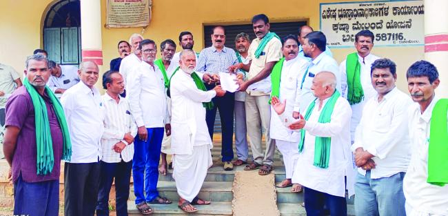 ಕೃಷ್ಣಾ ಮೇಲ್ದಂಡೆ ಯೋಜನೆ ಪೂರ್ಣಗೊಳಿಸಲು ಆಗ್ರಹಿಸಿ ರಾಜ್ಯ ರೈತ ಸಂಘಗಳ ಪ್ರತಿಭಟನೆ 