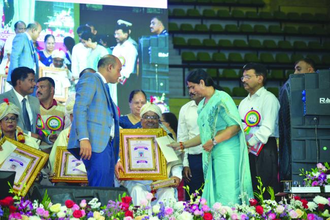ವಿಜಯಕುಮಾರ ಬಣಕಾರ ಅವರಿಗೆ ರಾಜ್ಯಪ್ರಶಸ್ತಿ ಪ್ರಧಾನ  