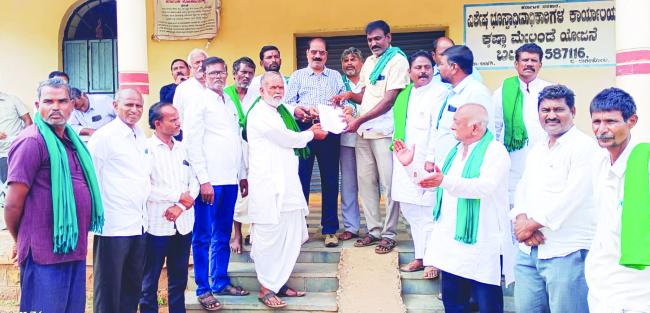 ವಿವಿಧ ಬೇಡಿಕೆ ಈಡೇರಿಕೆಗೆ ರೈತರಿಂದ ರಸ್ತೆ ತಡೆ ಪ್ರತಿಭಟನೆ 