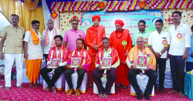 ಸಾಮೂಹಿಕ ಉಪನಯನ ಸಾಧಕರಿಗೆ ಸನ್ಮಾನ 