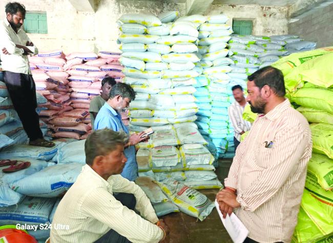 ಅನುಮಾನಾಸ್ಪದ ರೀತಿಯಲ್ಲಿ ರಸಗೊಬ್ಬರ ಸಾಧಿಸುತ್ತಿರುವ ಲಾರಿ ಅಧಿಕಾರಿಗಳಿಗೆ ಮಾಹಿತಿ 