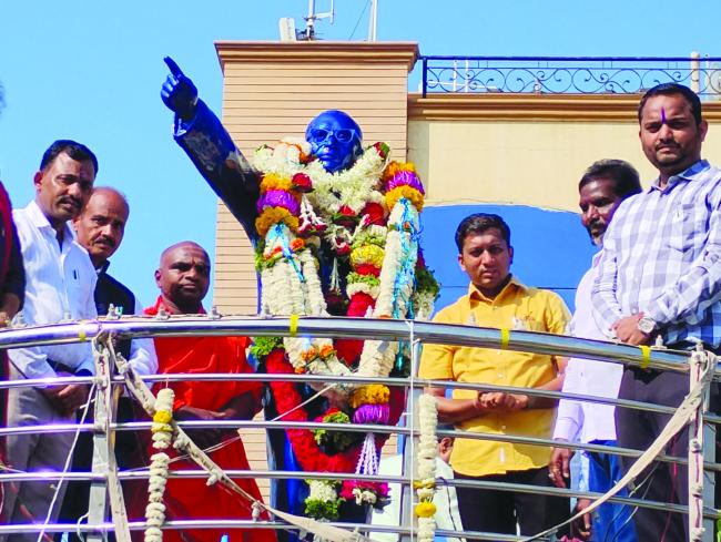 ಅಂಬೇಡ್ಕರ ವೃತ್ತದಲ್ಲಿ  68 ನೇಯ ಮಹಾಪರಿನಿರ್ವಾಣ ದಿನದ ಕಾರ್ಯಕ್ರಮ 