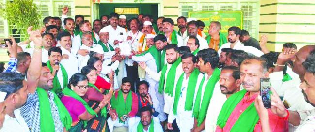 ತೊಗರಿ ಬೆಳೆ ಹಾನಿ ಪರಿಹಾರಕ್ಕಾಗಿ ಒತ್ತಾಯಿಸಿ ಬೃಹತ್ ಪ್ರತಿಭಟನೆ 