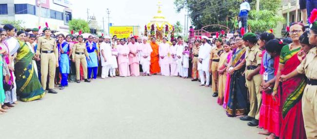 ವೀರಭದ್ರೇಶ್ವರ -ಭದ್ರಕಾಳಿ ಅಮ್ಮನವರ ಜಾತ್ರೆ: 120 ಕೆ.ಜಿ ಬೆಳ್ಳಿ ರಥ ಎಳೆದ ಮಹಿಳೆಯರು 