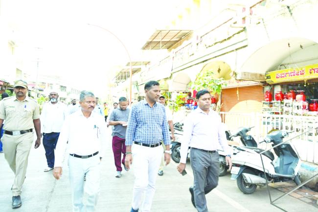 ವ್ಯವಸ್ಥಿತ ವ್ಯಾಪಾರ-ವಹಿವಾಟು ನಡೆಸಿ ನಗರ ಸೌಂದರ್ಯೀಕರಣಕ್ಕೆ ಸಹಕರಿಸಿ: ಜಿಲ್ಲಾಧಿಕಾರಿ ಟಿ.ಭೂಬಾಲನ್ 