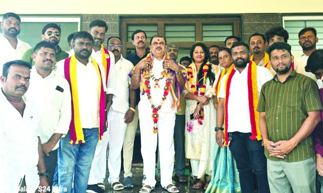 ಪಟ್ಟಣದ ಮನ್ನಿಕೇರಿ ಪ್ರವಾಸಿ ಮಂದಿರದಲ್ಲಿ  ಸನ್ಮಾನ 