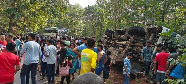 ಜೊಯಿಡಾ ಗಣೇಶಗುಡಿ ಬಳಿ ಪ್ರವಾಸಿ ಬಸ್ ಪಲ್ಟಿ: 40 ವಿದ್ಯಾರ್ಥಿಗಳಿಗೆ ಗಾಯ