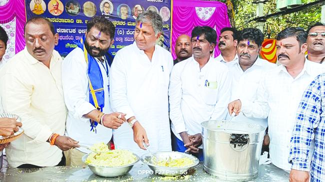 ಡಾ. ಅಂಬೇಡ್ಕರ ಮಹಾಪರಿನಿರ್ವಾಣ ನಿಮಿತ್ಯ ಅನ್ನ ಸಂತರ್ಪಣೆ
