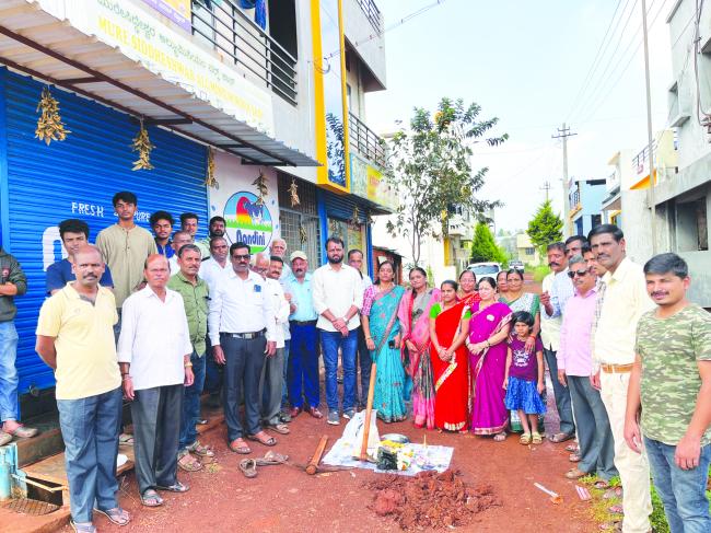 ಮುತಗಾದಲ್ಲಿ ರಸ್ತೆ ನಿರ್ಮಾಣಕ್ಕೆ ಭೂಮಿ ಪೂಜೆ  