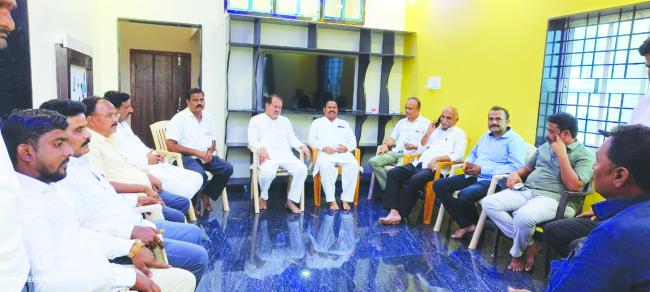 ಮೃತ ಕುಟುಂಬ ಮನೆಗೆ ಶಾಸಕ ನಾಡಗೌಡ ಭೇಟಿ: ಸಾಂತ್ವನ 