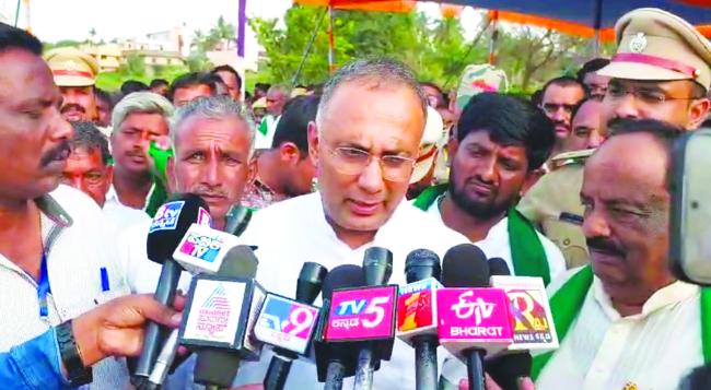 ಪ್ರತಿಭಟನಾಕಾರರ ಮನವಿ ಆಲಿಸಿದ ಸಚಿವ ದಿನೇಶ್ ಗುಂಡುರಾವ್ 