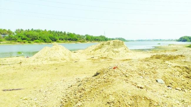 ಕಳಪೆ ಕಾಮಗಾರಿ ಮಾಡಿ ವಂಚಿಸುತ್ತಿದ್ದ ಗುತ್ತಿಗೆದಾರ ಬಂಧಿಸಲು ರೈತರ ಒತ್ತಾಯ 