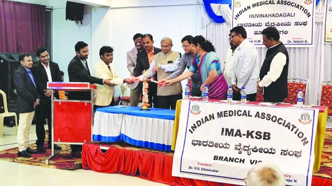 ವೈದ್ಯರು ಸಮಾಜ ಮುಖಿಯಾಗಿ ಕಾರ್ಯ ನಿರ್ವಹಿಸಬೇಕು - ಡಾ ಬಿ ಶಿವಕುಮಾರ್ 