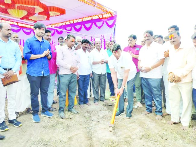 ಜಿನುಗು ಕೆರೆ ನಿರ್ಮಾಣ ಕಾಮಗಾರಿಗೆ ಶಾಸಕ ಸುನೀಲಗೌಡರಿಂದ ಭೂಮಿಪೂಜೆ 