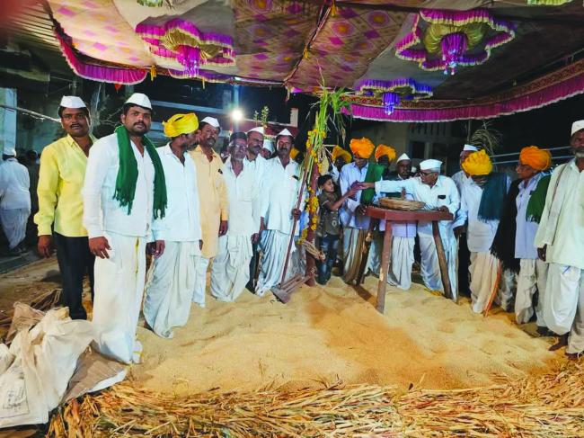 ಶ್ರೀ ವೀರಭದ್ರೇಶ್ವರ ಕಾರ್ತಿಕೋತ್ಸವ ಕಾರ್ಯಕ್ರಮದಲ್ಲಿ ಜೋಳದ ರಾಶಿ ಸಂಭ್ರಮ