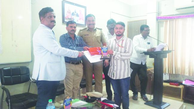 ಮಹಿಳೆಯರು ಸಾಮಾಜಿಕ ಮತ್ತು ಆರ್ಥಿಕವಾಗಿ ಸಬಲರಾಗಬೇಕು: ನ್ಯಾ ಮಹಾಂತೇಶ ದರಗದ 