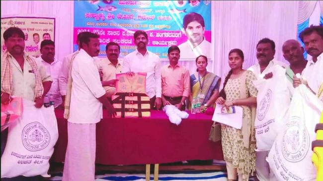 ಕಂಪ್ಲಿ: ಮೀನುಗಾರಿಕೆ ಸಲಕರಣೆಗಳ ಕಿಟ್ ವಿತರಿಸಿದ ಶಾಸಕ ಜೆ.ಎನ್‌.ಗಣೇಶ್‌