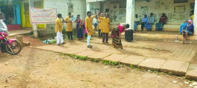 ಶ್ರೀ ಕಲ್ಮೇಶ್ವರ ಕಲಾ ತಂಡದಿಂದ ಸರಕಾರದ ಯೋಜನೆ ಕುರಿತು ಜಾಗೃತಿ ಕಾರ್ಯಕ್ರಮ