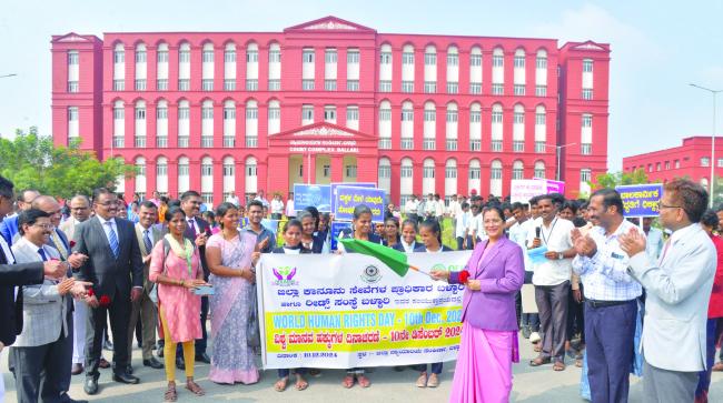 ಬಳ್ಳಾರಿಯಲ್ಲಿ ಮಾನವ ಹಕ್ಕುಗಳ ದಿನಾಚರಣೆ ಅಂಗವಾಗಿ ಜಾಗೃತಿ ಜಾಥಾ ಮಾನವ ಹಕ್ಕುಗಳ ರಕ್ಷಣೆ ಪ್ರತಿಯೊಬ್ಬರ ಕರ್ತವ್ಯ