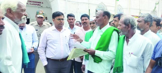 ಕರ್ನಾಟಕ ರೈತ ಸಂಘ  ಹಾಗೂ ಹಸಿರು ಸೇನೆ ಜಂಟಿಯಾಗಿ ವಿಜಯಪುರ ಜಿಲ್ಲಾಧಿಕಾರಿ ಟಿ.ಭೂಬಾಲನ್ ಅವರಿಗೆ ಮನವಿ