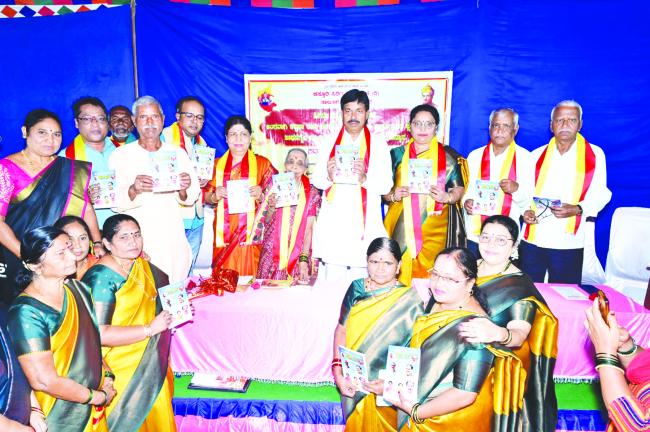 ಹಾವೇರಿ ಸಾಹಿತಿ ಸಿದ್ದುಮತಿ ನೆಲವಿಗಿ : ಕಲ್ಪನಾ ಲಹರಿ ಬಿಡುಗಡೆ