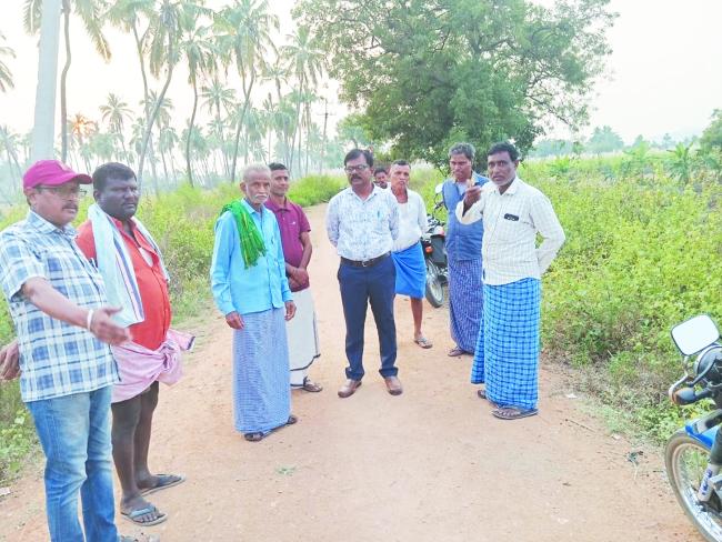 ತುರ್ತು ಕಾಲುವೆಯಲ್ಲಿ ತುಂಬಿದ ಹೂಳು, ಜಲಸಸ್ಯ : ರೈತರ ಜಮೀನುಗಳಿಗೆ ಹರಿಯದ ನೀರು : ಅಧಿಕಾರಿಗಳ ನಿರ್ಲಕ್ಷ್ಯದ ಆರೋಪ 