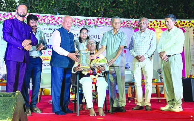  ಸ್ವತಂತ್ರ ಪದವಿ ಪೂರ್ವ ಕಾಲೇಜಿನ ವಾರ್ಷಿಕೋತ್ಸವ ಹಾಗೂ ಸಾರ್ಥಕ ಸಂಭ್ರಮ ಮತ್ತು ಪಾದಪೂಜೆ, 'ನಿಮ್ಮನ್ನು ಹೆತ್ತವರು' ಸಮಾರಂಭ 