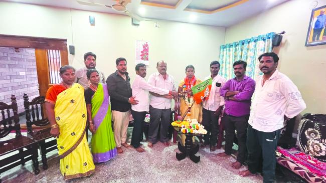 ಕಾಂಗ್ರೆಸ್ ಕೈ ಬಿಟ್ಟು ಕಮಲಕ್ಕೆ ಕೈ ಹಿಡಿದ ಪುಷ್ಪ ಕಲ್ಮೇಶ ಗೊಸಾಯಿವರು  