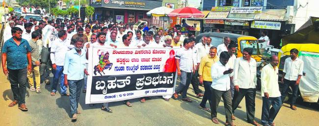 ಬಸವೇಶ್ವರ ವೃತ್ತದಲ್ಲಿ ನಡೆದ ಹೋರಾಟದಲ್ಲಿ  ರಾಜ್ಯ ಸರಕಾರದ ವಿರುದ್ಧ ಪ್ರತಿಭಟನೆ  