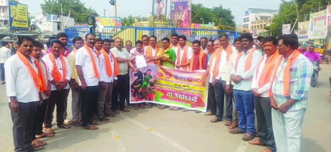 ಪಂಚಮಸಾಲಿ ಮೀಸಲಾತಿ ಹೋರಾಟಗಾರರ ಮೇಲಿನ ಲಾಠಿ ಚಾರ್ಜ್‌ಗೆ ಕಂಪ್ಲಿಯಲ್ಲಿ ತೀವ್ರ ಖಂಡನೆ 