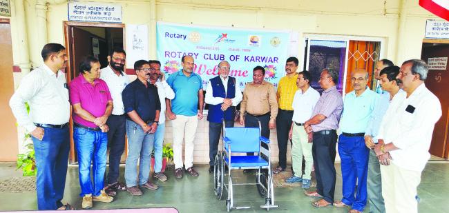 ರೋಟರಿ ಕ್ಲಬ್ ಸದಸ್ಯರಿಂದ ರೇಲ್ವೆ ನಿಲ್ದಾಣಕ್ಕೆ ಸ್ಟೀಲ್ ವ್ಹೀಲ್ ಚೆರ್ ಕೊಡುಗೆ 
