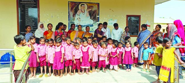 ಅಂಗನವಾಡಿ ಮಕ್ಕಳಿಗೆ ಸಮವಸ್ತ್ರ ವಿತರಣೆ: ಮೇಲ್ವಿಚಾರಕಿ ಸಾವಿತ್ರಿ 