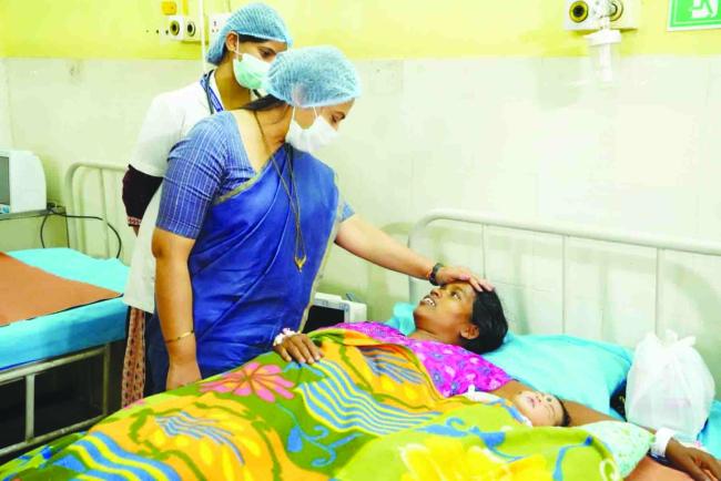 ಬಳ್ಳಾರಿ: ಜಿಲ್ಲಾ ಆಸ್ಪತ್ರೆಗೆ ರಾಜ್ಯ ಮಹಿಳಾ ಆಯೋಗದ ಅಧ್ಯಕ್ಷೆ ಡಾ.ನಾಗಲಕ್ಷ್ಮೀ ಚೌಧರಿ ಭೇಟಿ, ಪರೀಶೀಲನೆ 