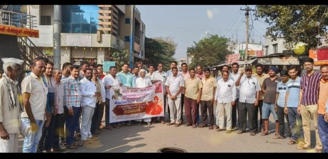 ಲಾಠಿಚಾರ್ಜ್‌ಗೆ ಖಂಡನೆ, ಟೈರ್‌ಗೆ ಬೆಂಕಿ ಹಚ್ಚಿ ರಾಜ್ಯ ಸರ್ಕಾರದ ವಿರುದ್ಧ ಯಡೂರ  ಪಂಚಮಸಾಲಿಗರ ಆಕ್ರೋಶ 