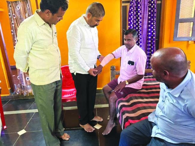 2ಎ ಮೀಸಲಾತಿ ಹೋರಾಟದಲ್ಲಿ ಗಾಯಗೊಂಡವರ ಮನೆಗೆ ದುಂಡಿಗೌಡ್ರ ಬೇಟಿ ಮತ್ತು ಯೋಗ ಕ್ಷೇಮ ವಿಚಾರನೆ 