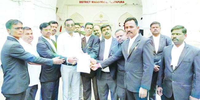 ಹಿಟ್ಲರ್ ಧೋರಣೆಯ ರಾಜ್ಯ ಕಾಂಗ್ರೆಸ್ ಸರ್ಕಾರವನ್ನು ರಾಜ್ಯಪಾಲರು ಕೂಡಲೇ ಕಿತ್ತೊಗೆಯರಿ - ನ್ಯಾಯವಾದಿ ದಾನೇಶ ಅವಟಿ 