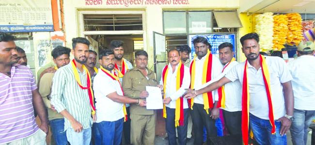 ಬೆನಕಟ್ಟಿಗೆ ಬಸ್ ನಿಲ್ಲಿಸಿ ಅಲ್ಲಿನ ವಿದ್ಯಾರ್ಥಿಗಳಿಗೆ ಅನುಕೂಲತೆ ಒದಗಿಸಬೇಕು ಆಗ್ರಹ