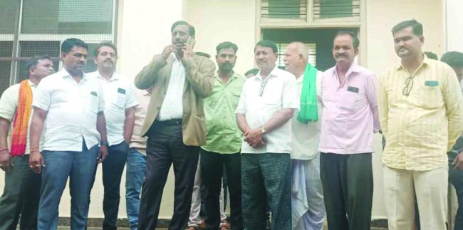 ಕಟ್ಟಡದ ಕಾಮಗಾರಿಯನ್ನು ಪೂರ್ಣಗೊಳಿಸುವುದಾಗಿ ಜಿಲ್ಲಾಧಿಕಾರಿ ಭರವಸೆ