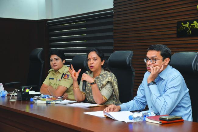 ಬಳ್ಳಾರಿ: ಮಹಿಳಾ ಪ್ರಗತಿ ಪರೀಶೀಲನಾ ಸಭೆಯಲ್ಲಿ ಮಹಿಳಾ ಆಯೋಗದ ಅಧ್ಯಕ್ಷರಾದ ಡಾ.ನಾಗಲಕ್ಷ್ಮೀ ಚೌಧರಿ ಸೂಚನೆ 