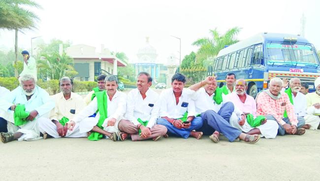  ಬಗರ್‌ಹುಕಮ್ ಸಾಗುಳಿದಾರರಿಗೆ ಹಕ್ಕುಪತ್ರ ನೀಡಬೇಕೆಂದು ಆಗ್ರಹಿಸಿ ರೈತರ ಪ್ರತಿಭಟನೆ 