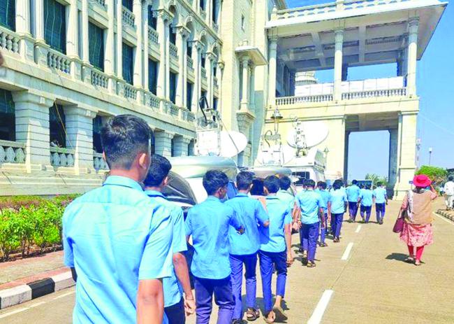 ಸುವರ್ಣ ಸೌಧದಲ್ಲಿ ಚಳಿಗಾಲ ಅಧಿವೇಶನ ವಿಕ್ಷೀಸಿದ ವಿದ್ಯಾರ್ಥಿಗಳು  
