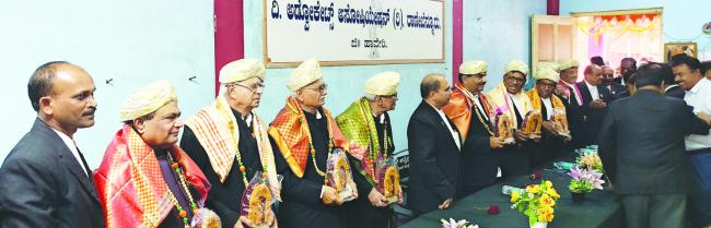 ವಕೀಲರ ದಿನಾಚರಣೆ: ಹಿರಿಯ ವಕೀಲರ ಅಭಿನಂದನ ಸನ್ಮಾನ  