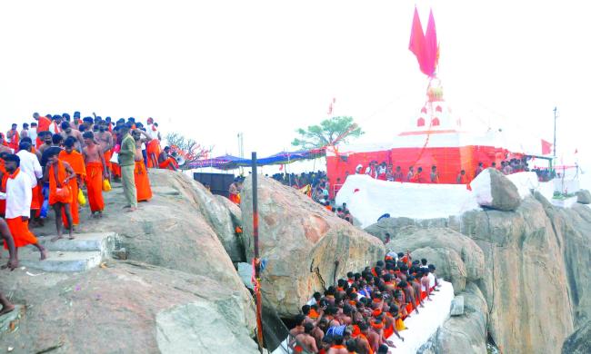 ಲಕ್ಷ್ಯಾಂತರ ಭಕ್ತರಿಂದ ಅಂಜನಾದ್ರಿಯಲ್ಲಿ ಹನುಮಮಾಲ ವಿಸರ್ಜನೆ 