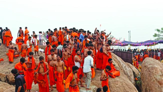 ಲಕ್ಷ್ಯಾಂತರ ಭಕ್ತರಿಂದ ಅಂಜನಾದ್ರಿಯಲ್ಲಿ ಹನುಮಮಾಲ ವಿಸರ್ಜನೆ