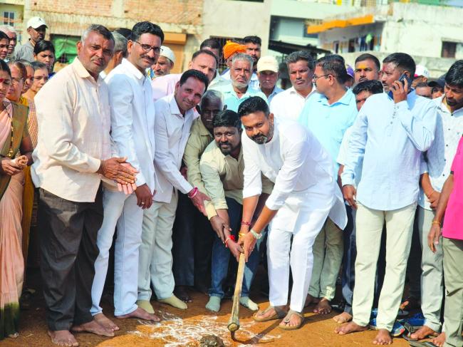 ರಸ್ತೆ ಡಾಂಬರೀಕರಣ ಕಾಮಗಾರಿಗ ಚನ್ನರಾಜ ಹಟ್ಟಿಹೊಳಿ ಪೂಜೆ
