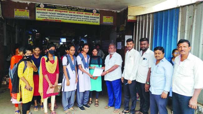 ವಿದ್ಯಾರ್ಥಿನಿಯರಿಗೆ ಮಹಿಳಾ ಕಂಡಕ್ಟರ್ ದರ​‍್: ಸಾರಿಗೆ ಸಿಬ್ಬಂದಿ ಮೇಲೆ ಕ್ರಮಜರುಗಿಸಲು ವಿದ್ಯಾರ್ಥಿನಿಯರ ಆಗ್ರಹ