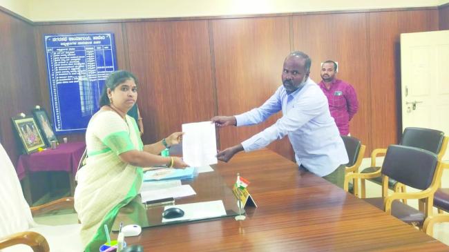 ಮೂಲಭೂತ ಸೌಲಭ್ಯ ಒದಗಿಸಲು ನಗರಸಭೆ ಅಧ್ಯಕ್ಷರಿಗೆ ಮನವಿ 